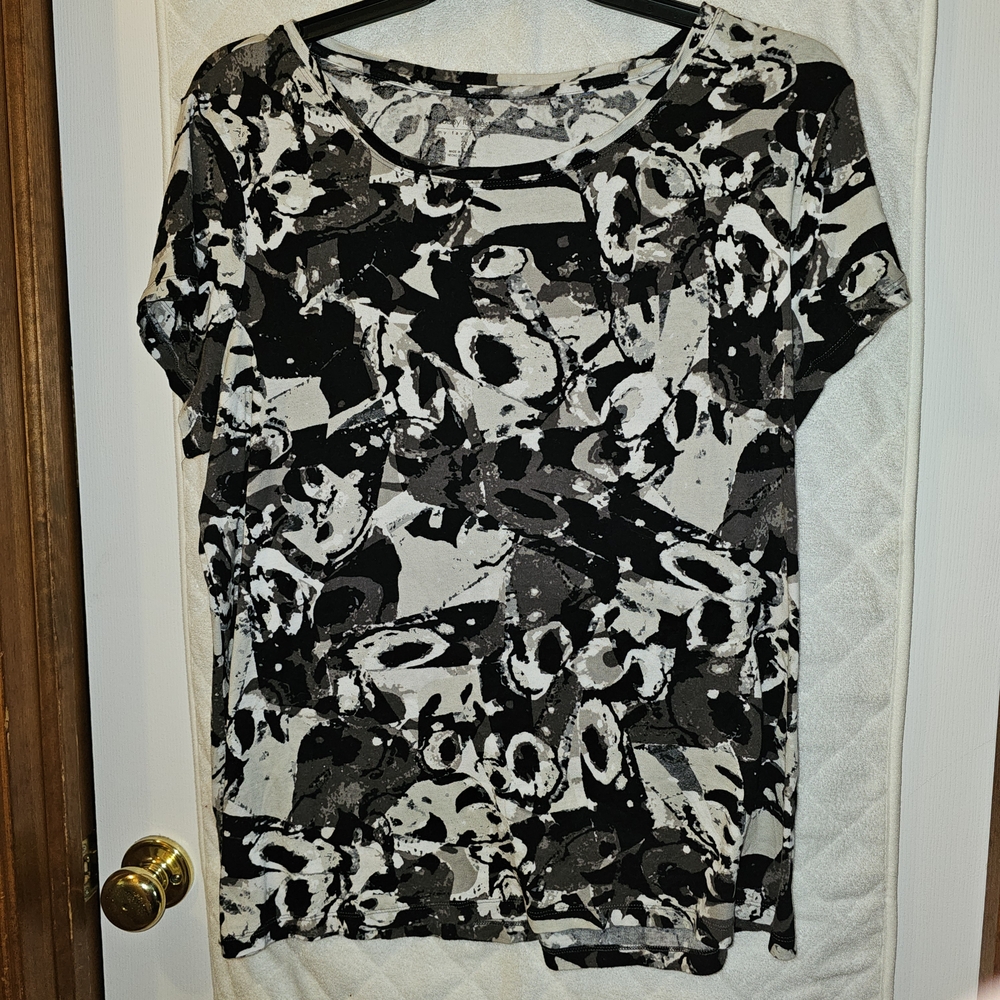 2x Daisy Fuentes Black and White Abstract Short Sleeve Pullover Shirt Top